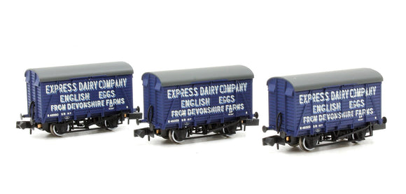 377-440 Triple pack of 12T Southern planked ventilated van in Express Dairies Eggs livery