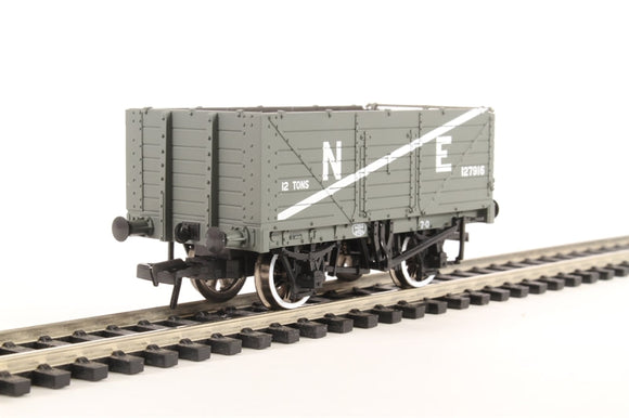 37-089 7 plank wagon with end door 127916 in LNER grey